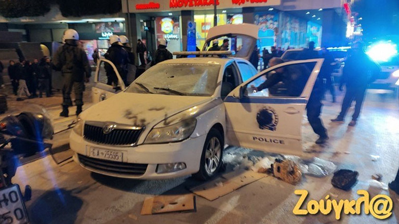 Attack on patrol car in Monastiraki: Unidentified 17-year-old and homeless man with goggles