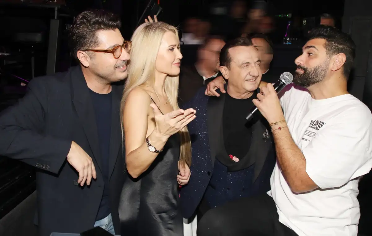 Λάμπρος Κωνσταντάρας: Βραδινή έξοδος με εντυπωσιακή συνοδό στο πλευρό του 1 Λάμπρος Κωνσταντάρας: Βραδινή έξοδος με εντυπωσιακή συνοδό στο πλευρό του