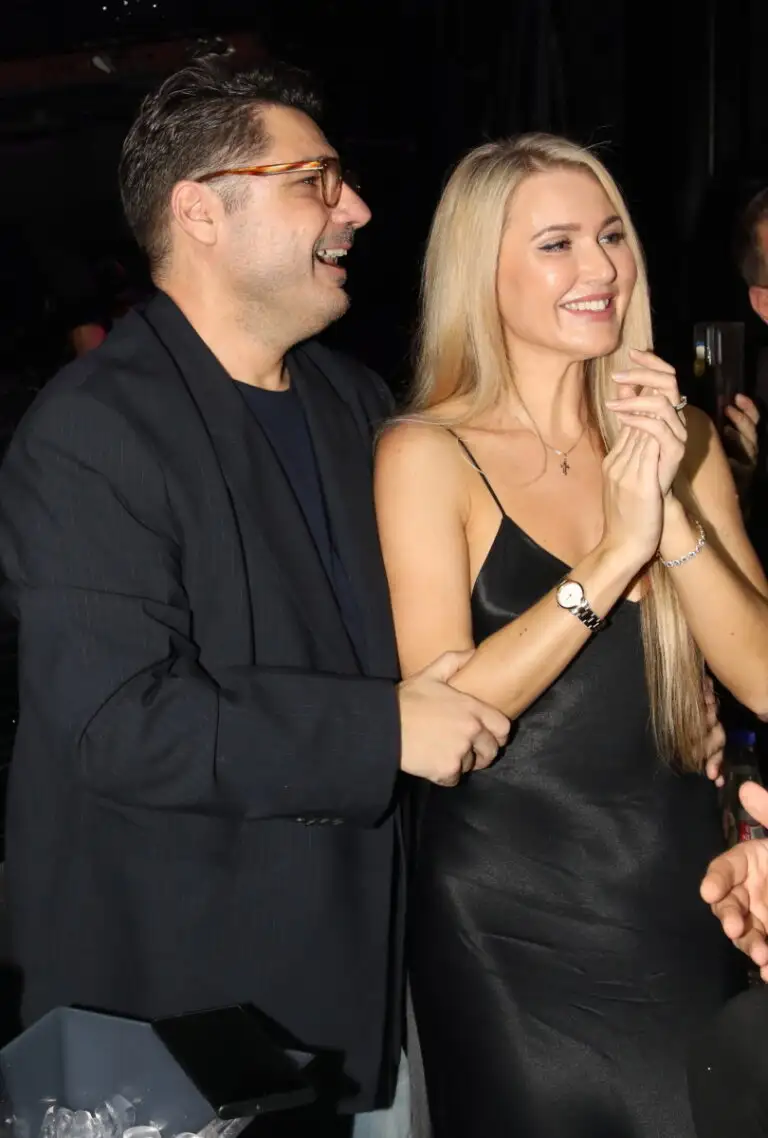 Λάμπρος Κωνσταντάρας: Βραδινή έξοδος με εντυπωσιακή συνοδό στο πλευρό του 3 Λάμπρος Κωνσταντάρας: Βραδινή έξοδος με εντυπωσιακή συνοδό στο πλευρό του