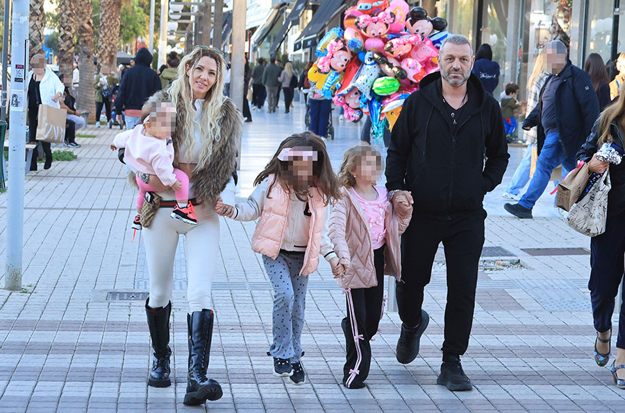 Σάσα Μπάστα-Δημήτρης Κουσαθανάς: Σπάνια εμφάνιση με την κόρη τους στη Γλυφάδα 1 Σάσα Μπάστα-Δημήτρης Κουσαθανάς: Σπάνια εμφάνιση με την κόρη τους στη Γλυφάδα