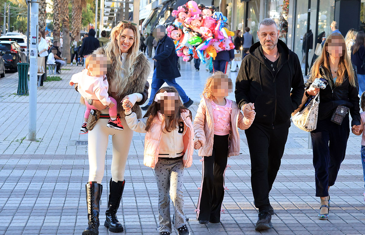 Σάσα Μπάστα-Δημήτρης Κουσαθανάς: Σπάνια εμφάνιση με την κόρη τους στη Γλυφάδα 2 Σάσα Μπάστα-Δημήτρης Κουσαθανάς: Σπάνια εμφάνιση με την κόρη τους στη Γλυφάδα