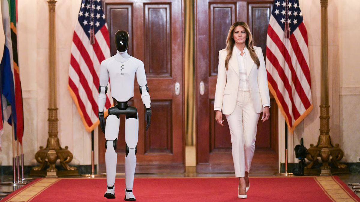 Ανθρωποειδές ρομπότ περπατά δίπλα στη Μελάνια Τραμπ