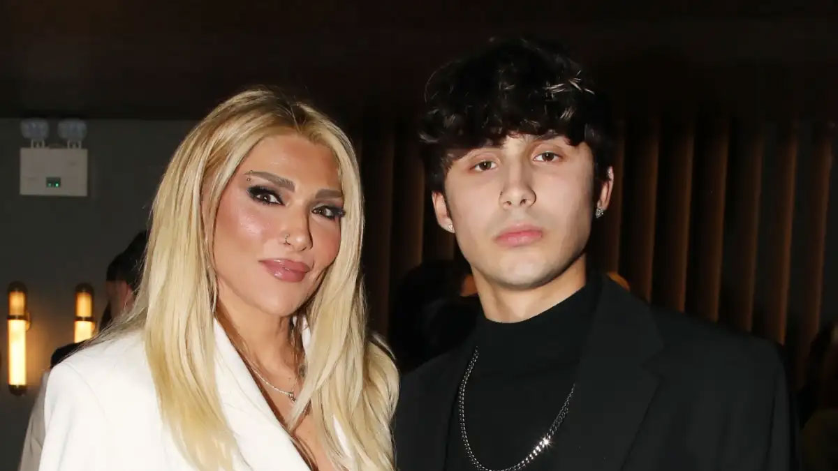 Αγγελική Ηλιάδη: Δείτε το βίντεο με τον γιο της, Μπάμπη Λαζαρίδη από το σπίτι τους – «Πολύ όμορφη γυναίκα η Ρία Ελληνίδου»