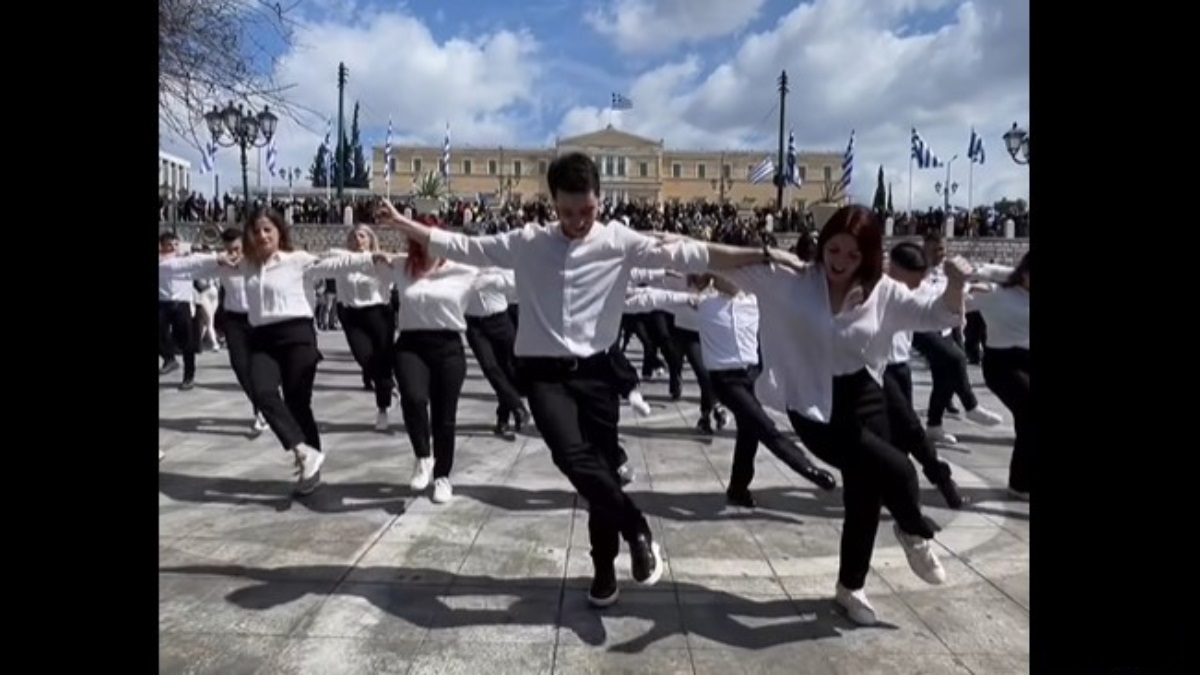 «Να ‘τανε το 21»: Φόρος τιμής από 120 χορευτές στο Σύνταγμα