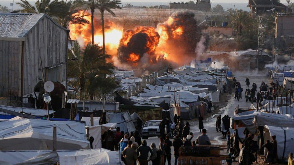 Γάζα: Το Ισραήλ βομβαρδίζει εκτοπισμένους παρά τα μέτωπα με Ιράν και Λίβανο