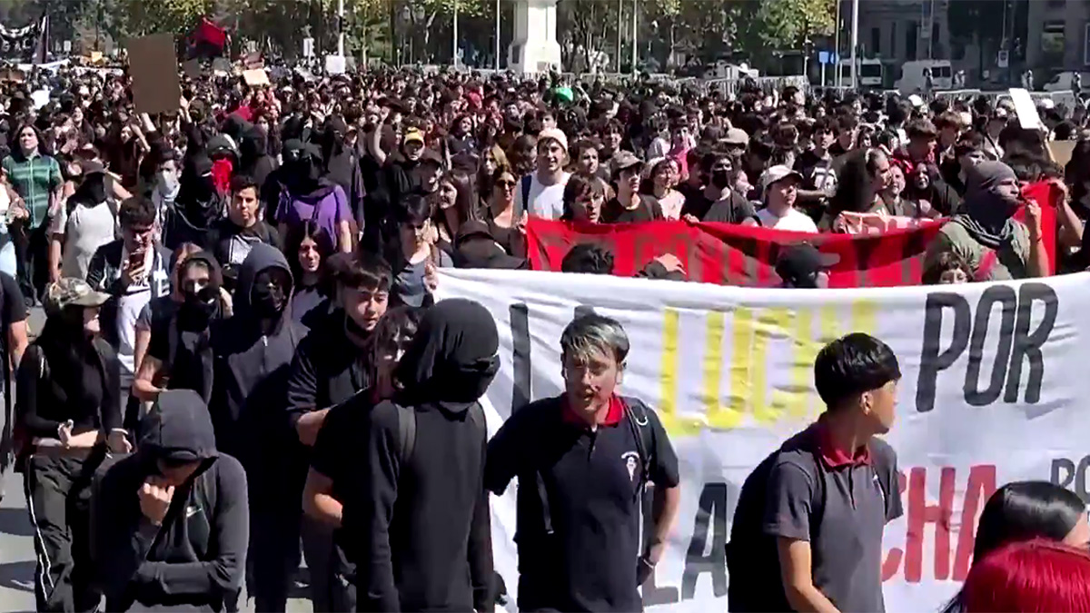 Χιλή: Χιλιάδες μαθητές στους δρόμους εναντίον της λιτότητας