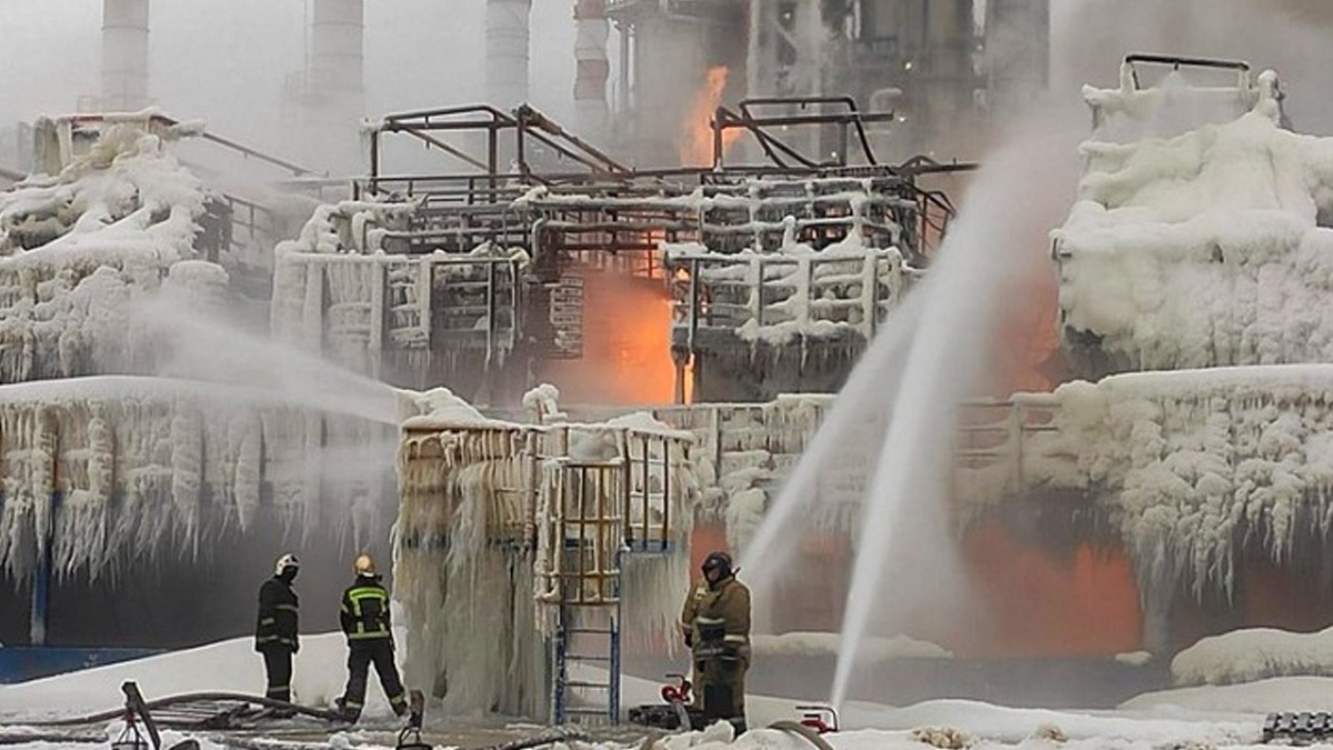 Ρωσία: Υπό έλεγχο η πυρκαγιά στο λιμάνι Ουστ-Λούγκα