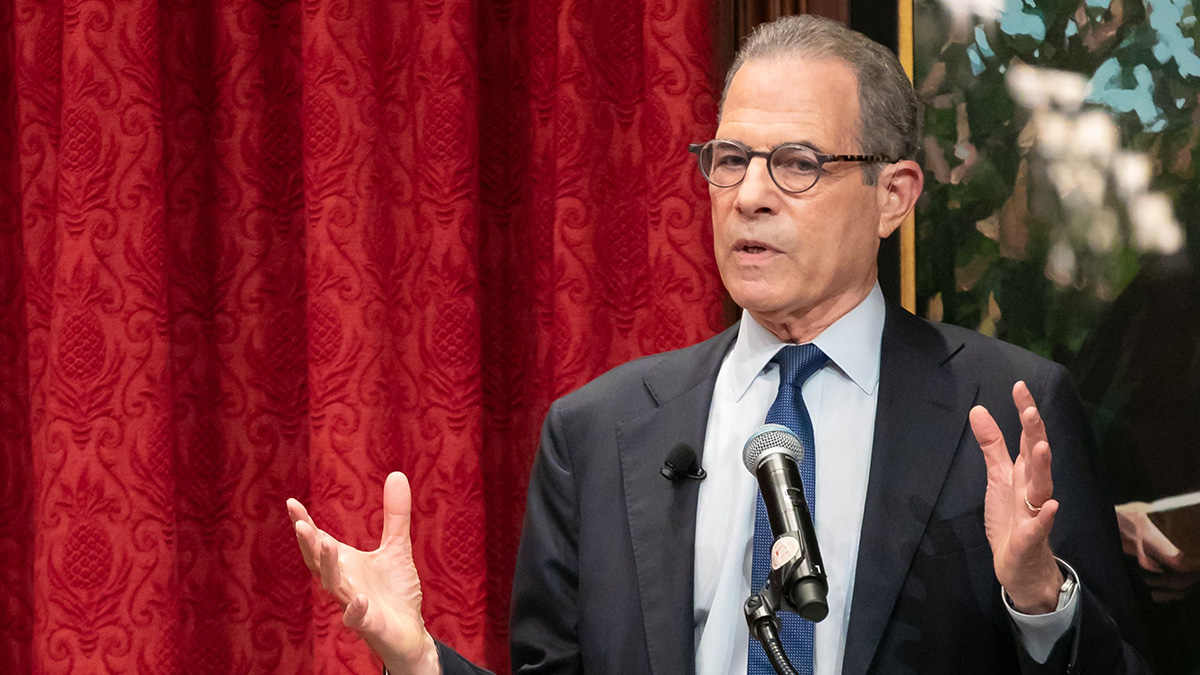 Στένγκελ: «Ο Τραμπ επαναλαμβάνει τα λάθη των τελευταίων 50 ετών»