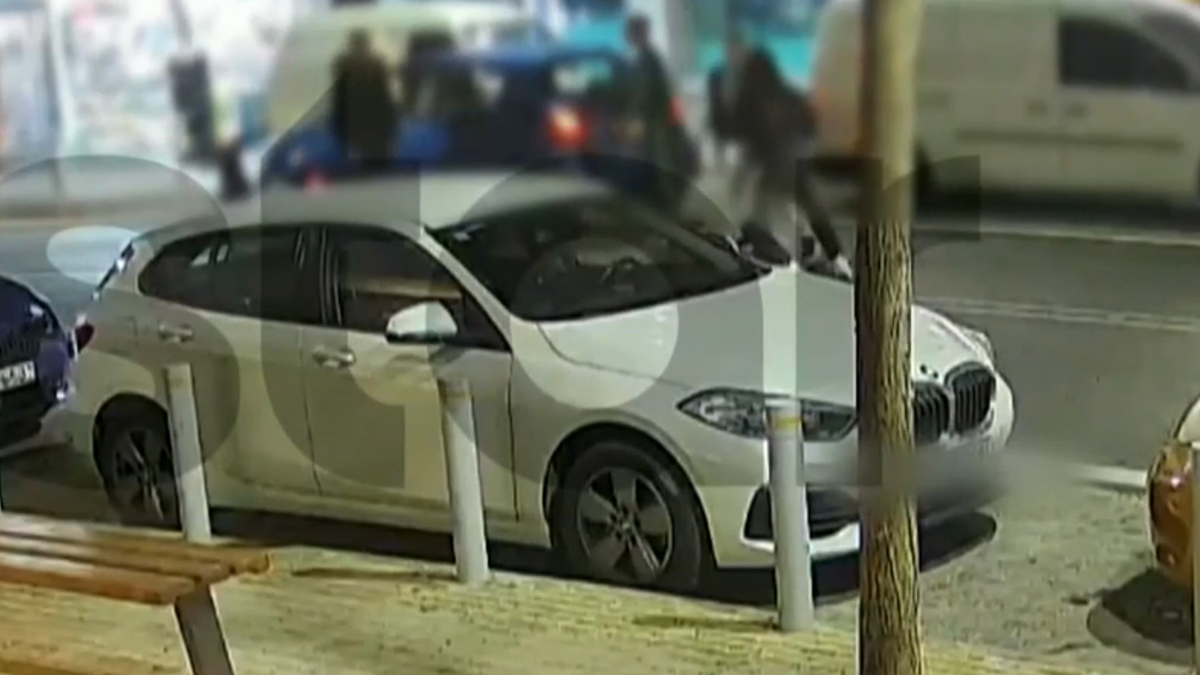 Βίντεο με γνωστό τράπερ που πιάστηκε στα χέρια με νεαρούς στη μέση του δρόμου στην Πετρούπολη