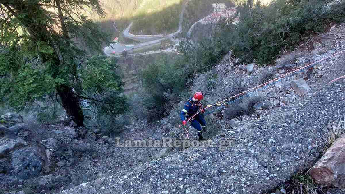 Ευρυτανία: Φορτηγό έπεσε σε χαράδρα 40 μέτρων – Νεκρός ο οδηγός