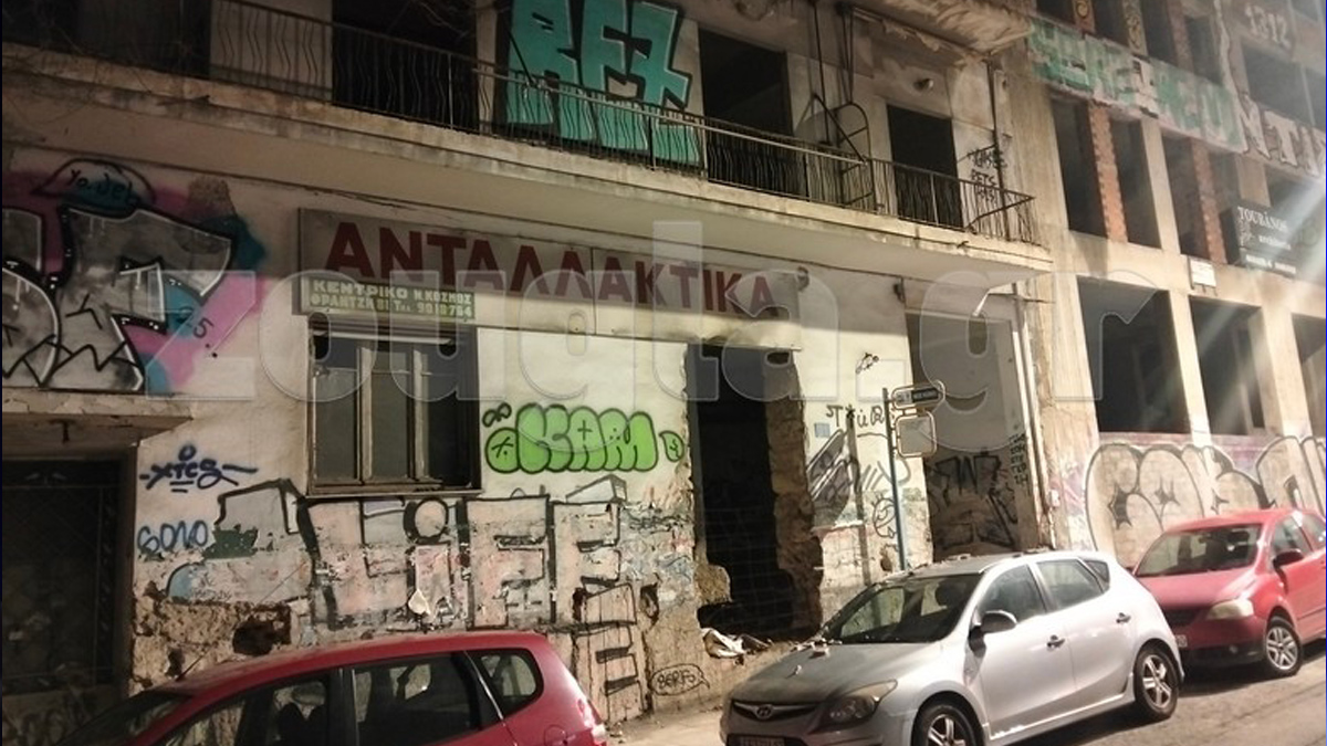 Νέος Κόσμος: Πτώση κομματιών μπαλκονιού πάνω σε αυτοκίνητο