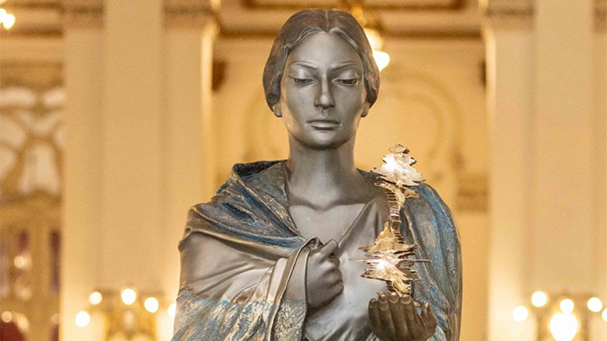 Στην Όπερα του Σάο Πάολο το εμβληματικό γλυπτό του Νίκου Φλώρου με τη μορφή της Μαρίας Κάλλας