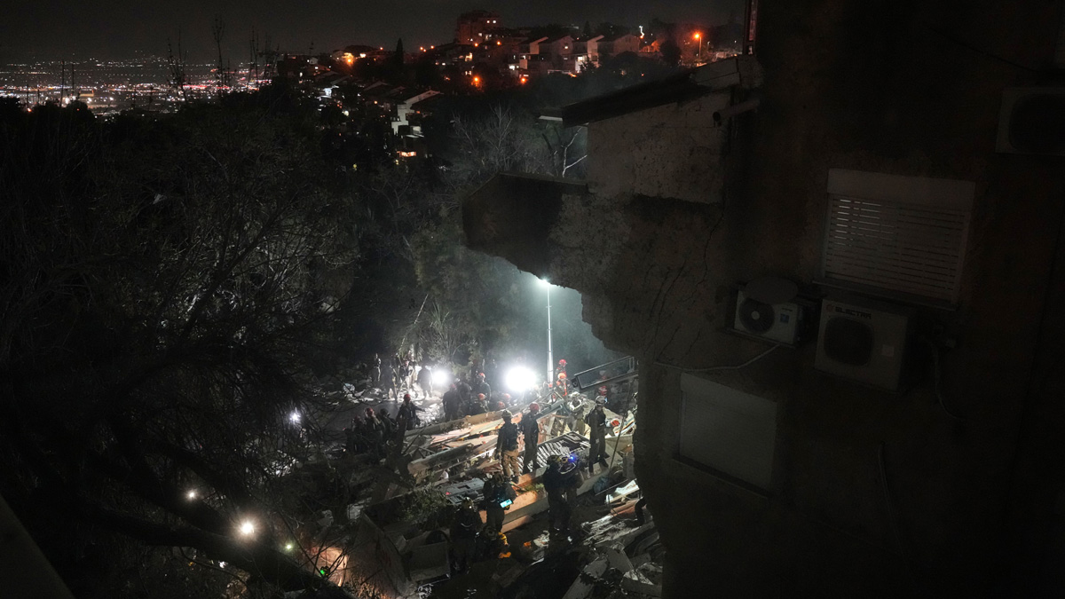 Χάιφα: Δύο νεκροί και δύο αγνοούμενοι από το ιρανικό πυραυλικό πλήγμα σε πολυκατοικία