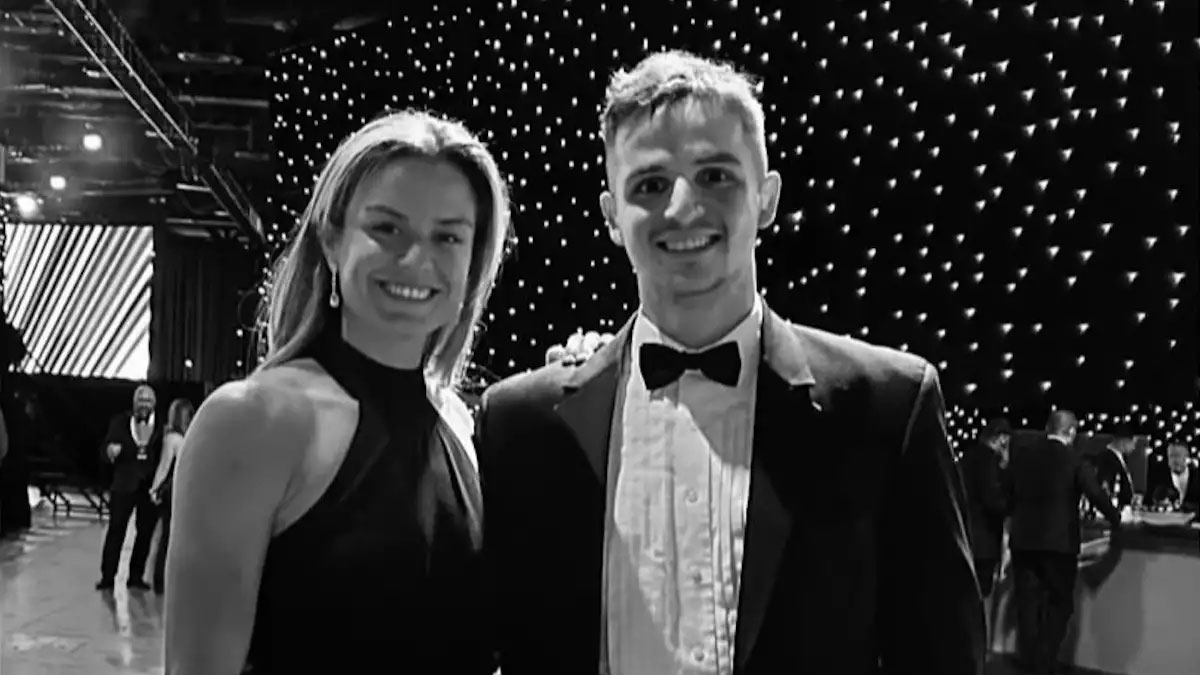 Full in love: Η Μαρία Σάκκαρη ποζάρει χαμογελαστή στο πλευρό του Κωνσταντίνου Μητσοτάκη