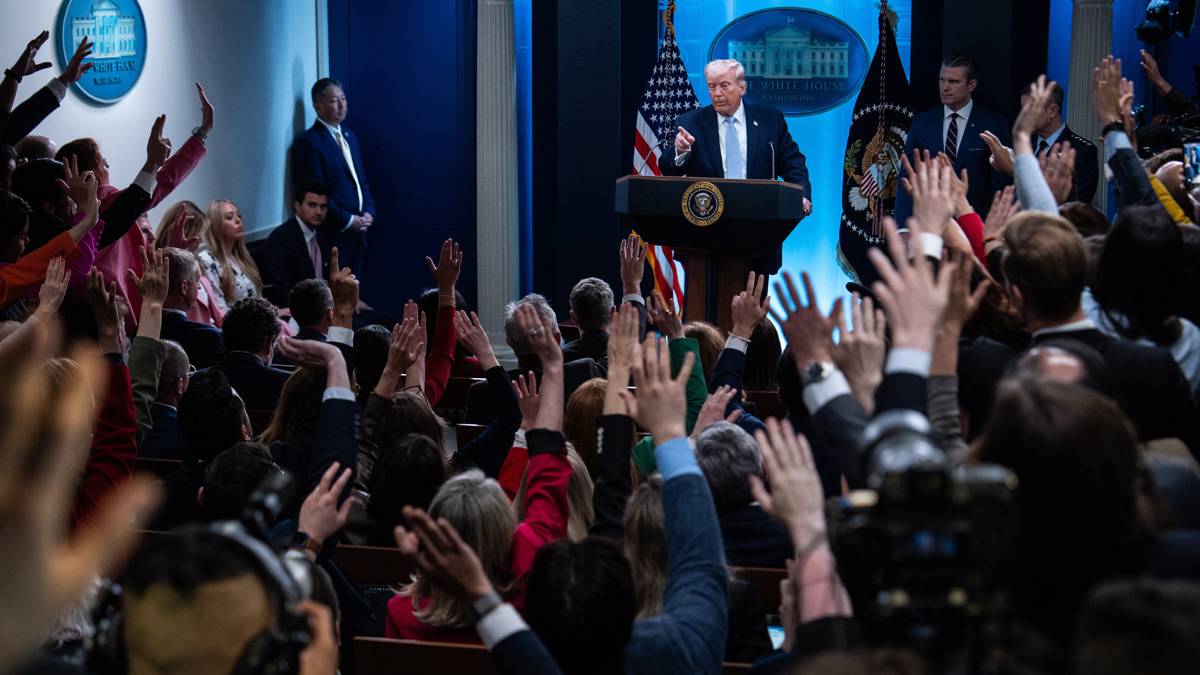 Ο Τραμπ απείλησε δημοσιογράφο με φυλάκιση εάν δεν αποκαλύψει την πηγή του