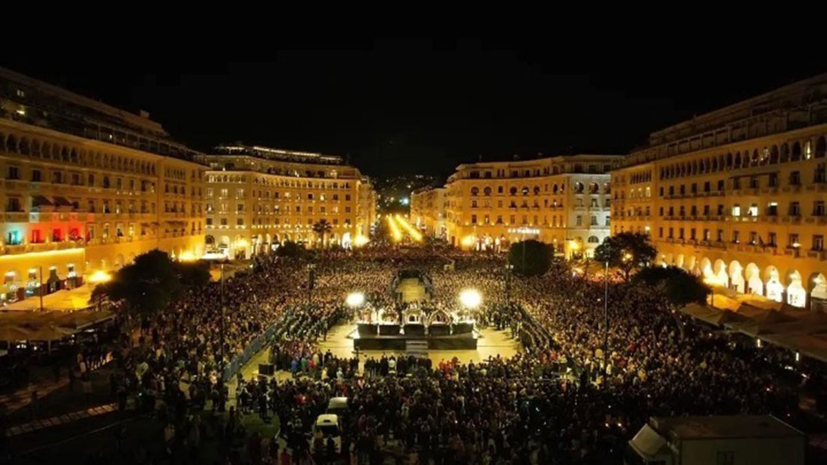 Θεσσαλονίκη: Αντάμωσαν και φέτος πέντε Επιτάφιοι στην πλατεία Αριστοτέλους