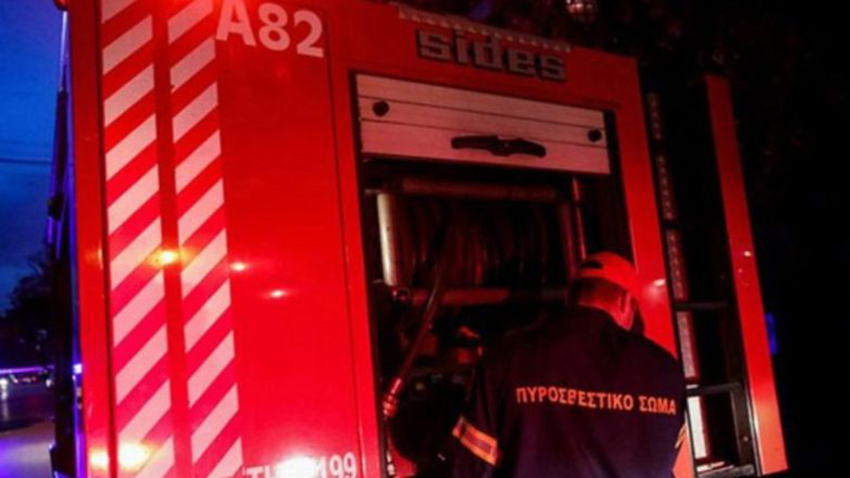 Πυρκαγιά σε αμαξοστάσιο στον Πειραιά