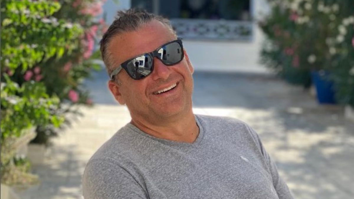 Ο Γιώργος Λιάγκας κάνει τις βουτιές του στην Τήνο και στέλνει τις ευχές του!