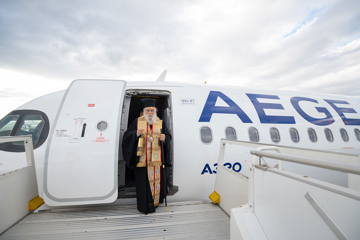 Το Άγιο Φως έφτασε στην Κύπρο από τα Ιεροσόλυμα με ειδική πτήση της AEGEAN