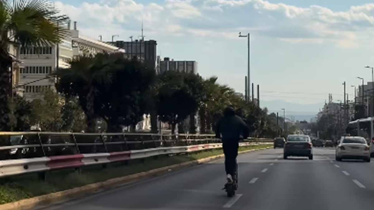 Έτρεχε με ηλεκτρικό πατίνι στην αριστερή λωρίδα της Συγγρού