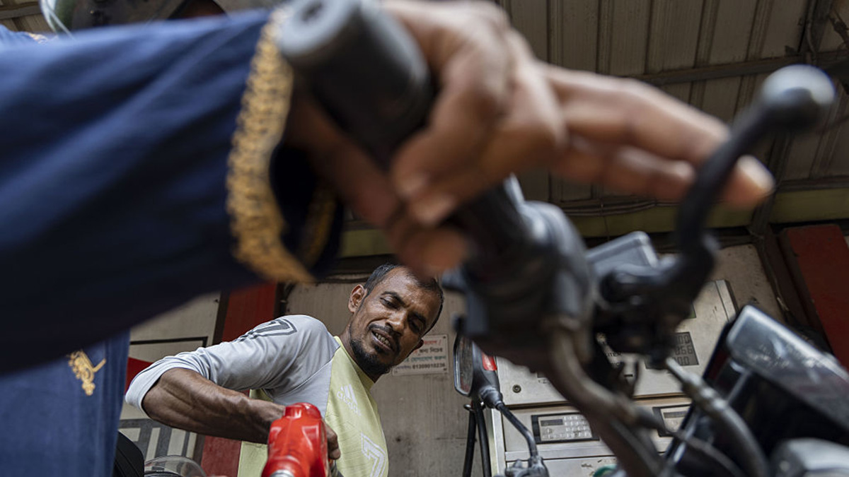 Το Μπαγκλαντές των 170 εκατομμύρια ανθρώπων αντιμέτωπο με μια επιδεινούμενη έλλειψη καυσίμων