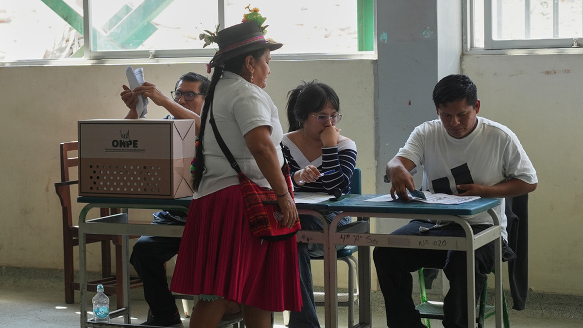 Προεδρικές εκλογές στο Περού: Χιλιάδες ψηφοφόροι εκτός κάλπης, ανοίγουν ξανά εκλογικά τμήματα