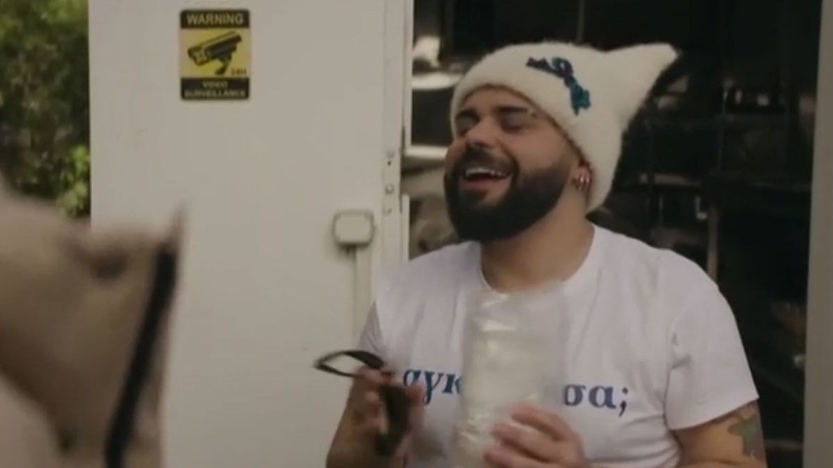 Ο Akylas «εισβάλλει» στην ΕΡΤ και γίνεται ηθοποιός για ένα επεισόδιο – H guest εμφάνιση