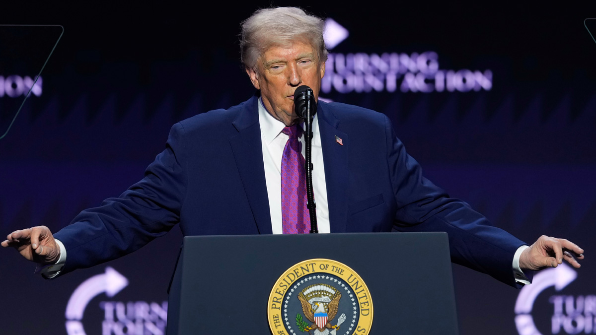 Τραμπ: Η έρευνα για τα UFO αποκάλυψε «ενδιαφέροντα» έγγραφα