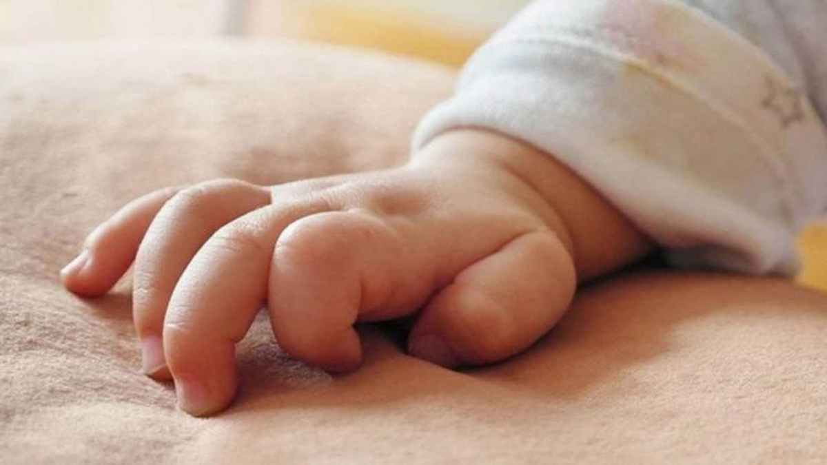 Χειροπέδες σε δικηγόρο και μητέρα για εμπόριο βρέφους