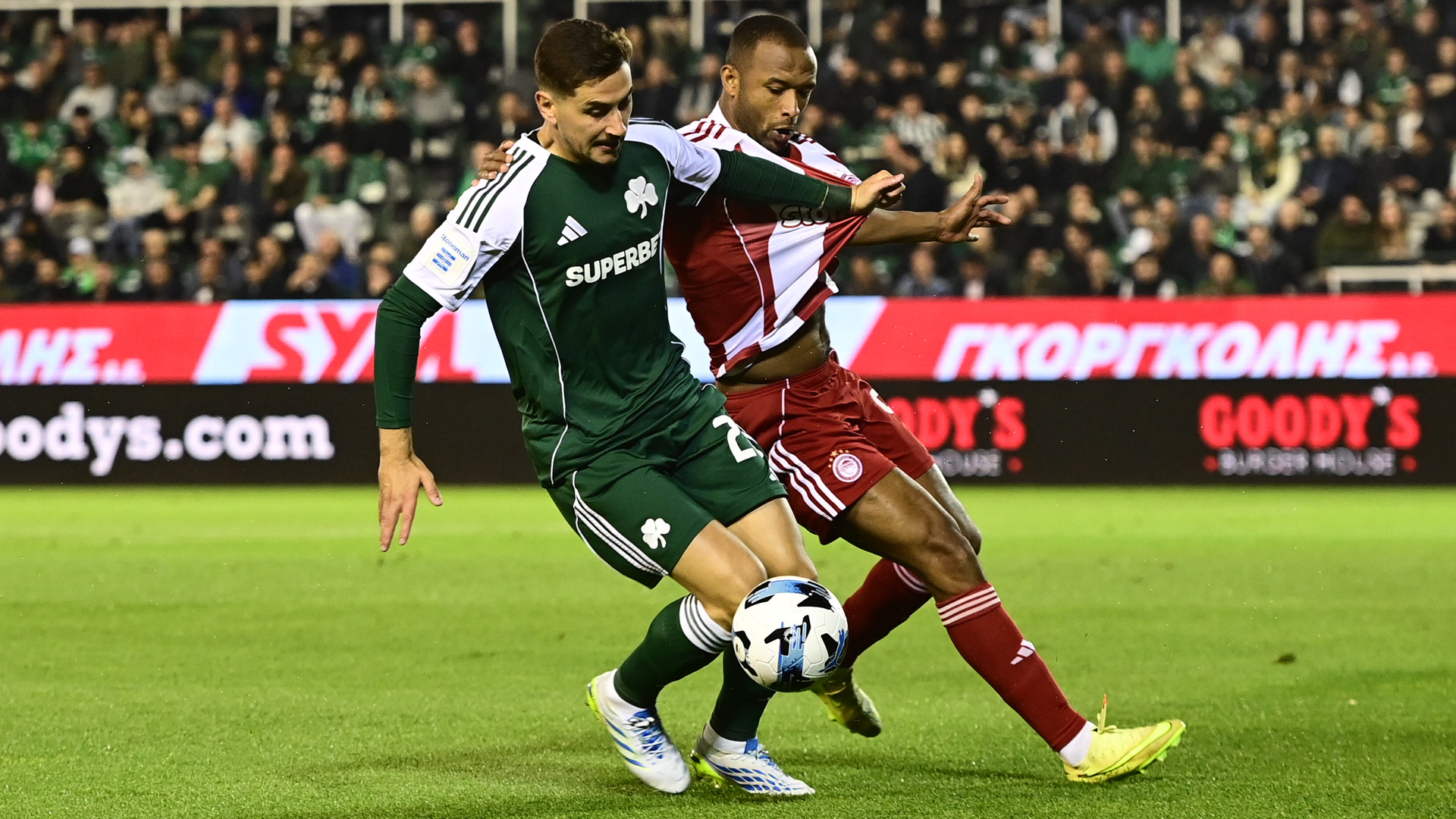 Ζωντανός στη μάχη του τίτλου ο Ολυμπιακός