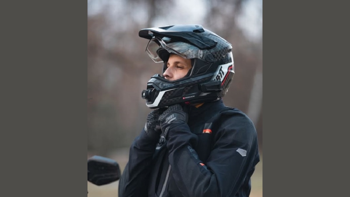 LEATT ADV 9.5 Carbon ένα κράνος μοτοσυκλέτας με 4 χαρακτήρες