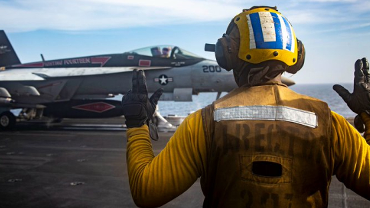 Αμερικανικό μαχητικό ετοιμάζεται για απογείωση από το αεροπλανοφόρο «Lincoln»