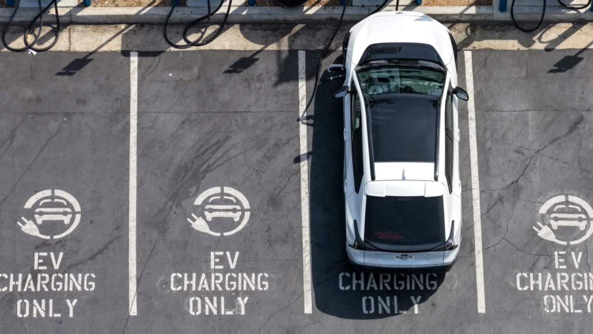 Ηνωμένο Βασίλειο: Θα απαγορεύσει τις πωλήσεις νέων βενζινοκίνητων και πετρελαιοκίνητων μοντέλων, από το 2030