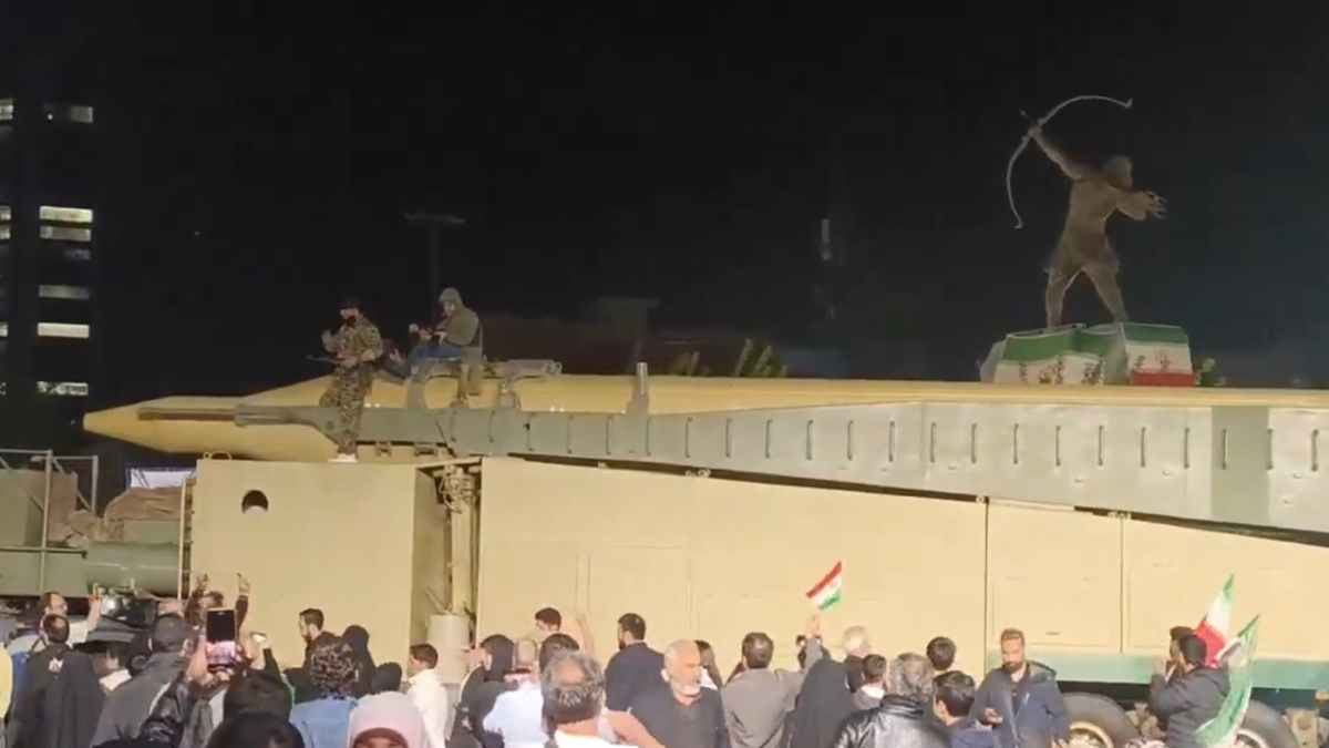 Το Ιράν επιδεικνύει πυραύλους σε φιλοκυβερνητικές συγκεντρώσεις