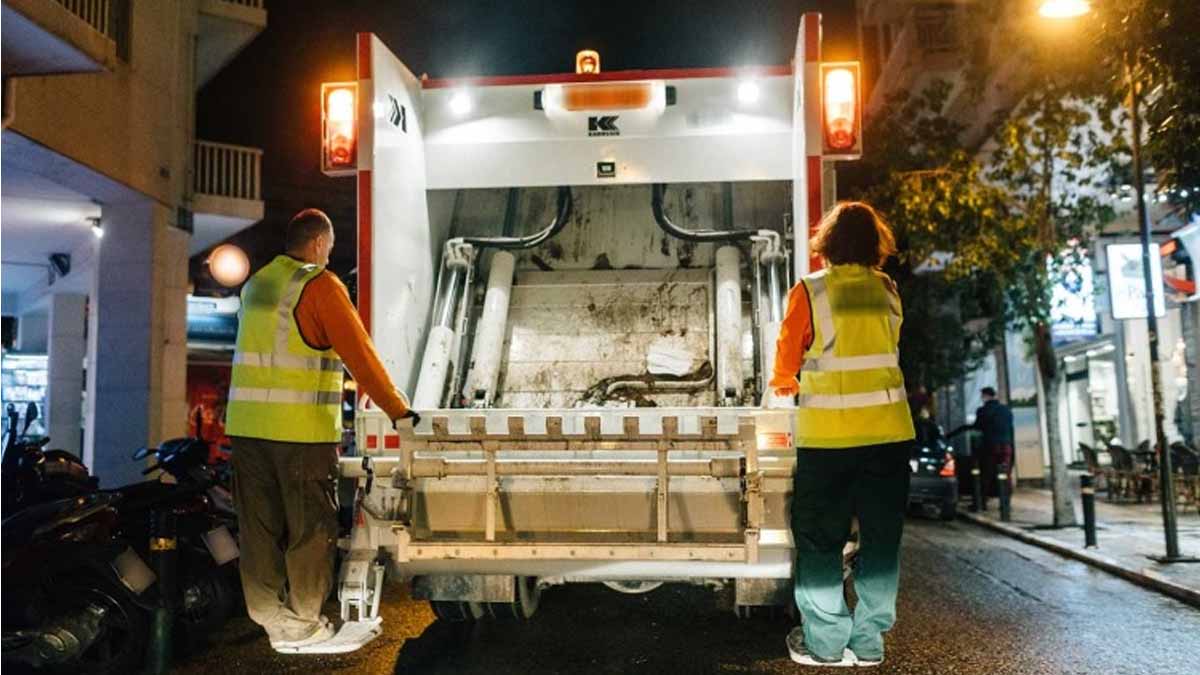 Φρίκη με άστεγο που κοιμόταν μέσα σε κάδο και τον μάζεψε απορριμματοφόρο