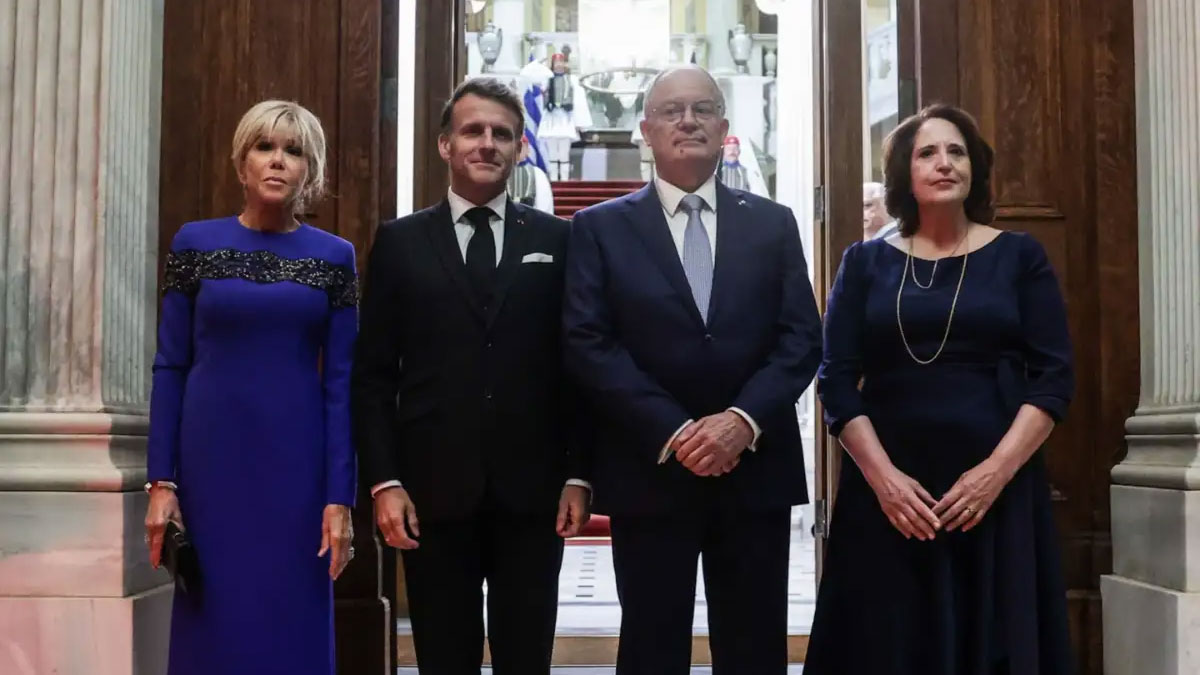 Εμανουέλ Μακρόν – Μπριζίτ Μακρόν: Η κομψή εμφάνιση στο Προεδρικό Μέγαρο για το επίσημο δείπνο