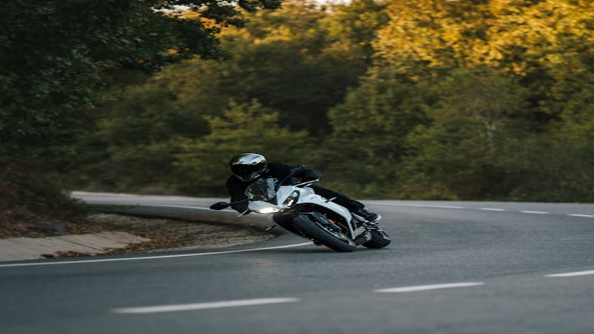 Συνελήφθη οδηγός μηχανής που έτρεχε με 150 χιλιόμετρα