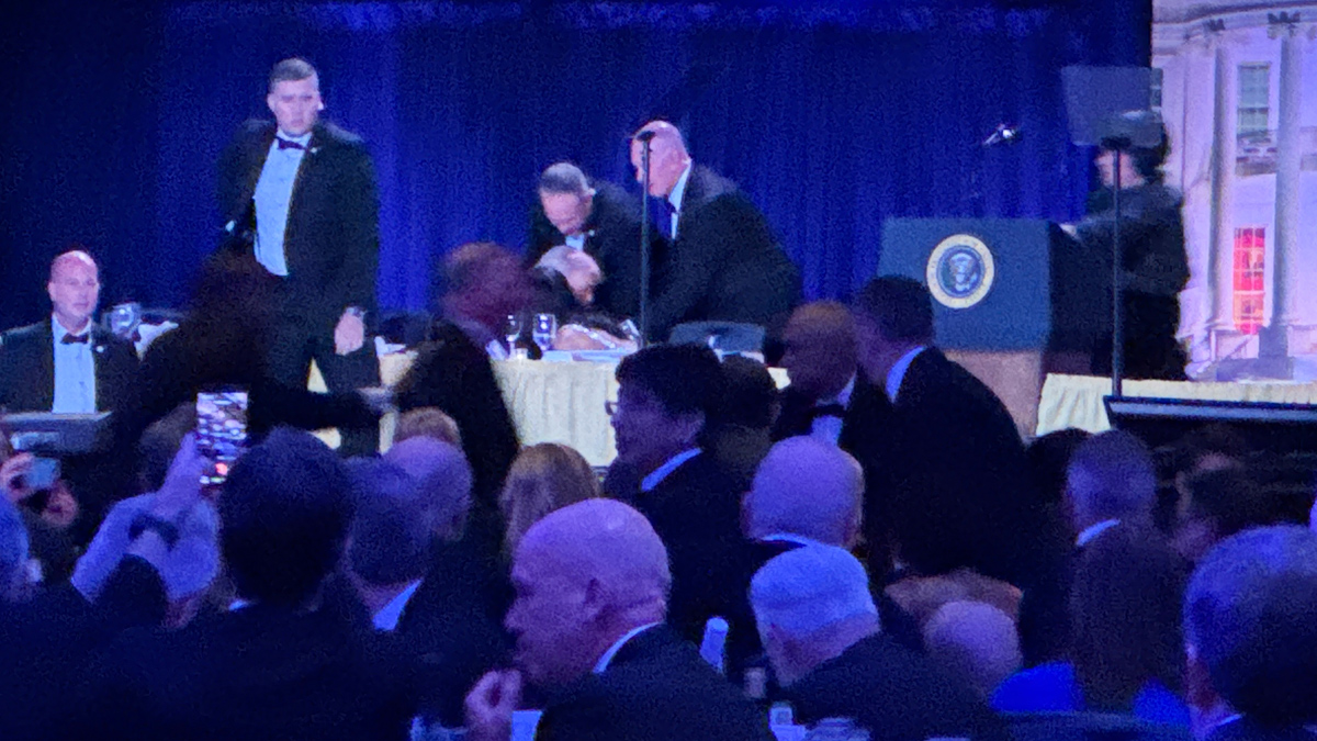 Απομακρύνθηκε ο Τραμπ από το δείπνο ανταποκριτών του Λευκού Οίκου μετά από αναφορές για πυροβολισμούς