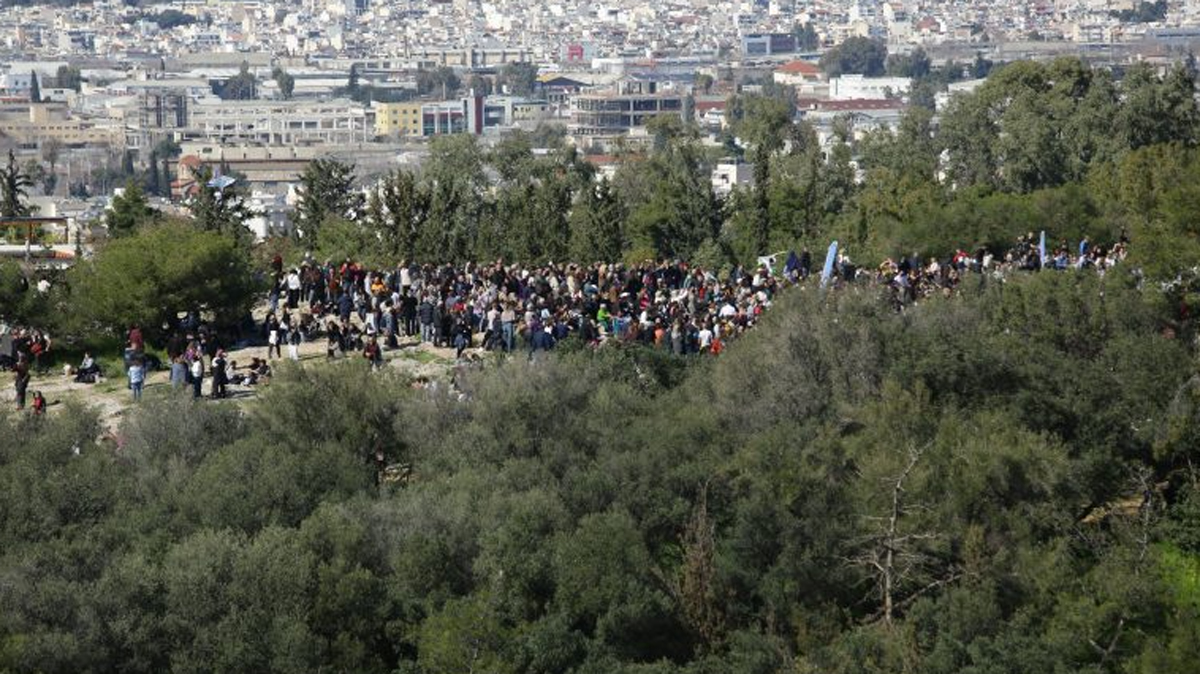 Λόφος Φιλοπάππου: Άγνωστος επιτέθηκε σε δύο άνδρες με μεταλλική βέργα