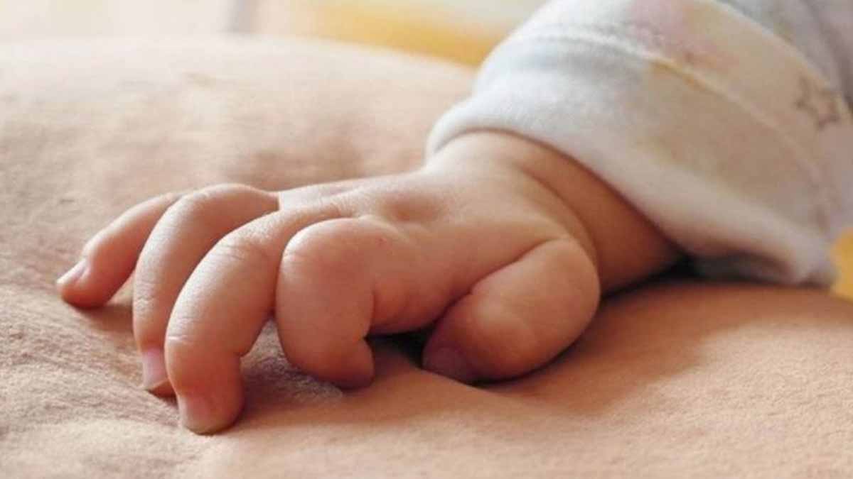 Αίγινα: Θρήνος για βρέφος 1,5 έτους που διακομίστηκε στο Τζάνειο με πλωτό του Λιμενικού