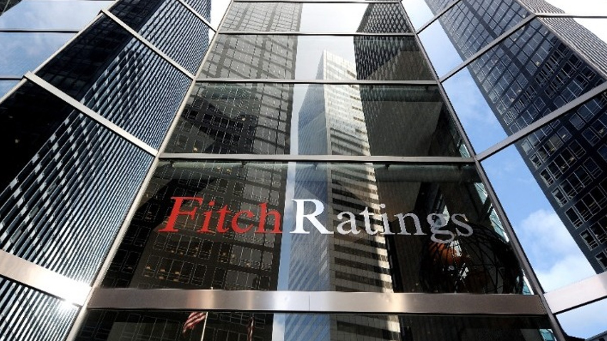 Fitch: Εύσημα στην Ελλάδα για τα στοχευμένα μέτρα στήριξης νοικοκυριών και επιχειρήσεων