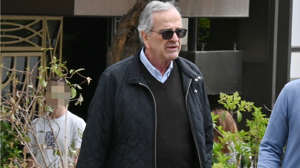 Αντώνης Σαμαράς: Σπάνια, μοναχική εμφάνιση του πρώην Πρωθυπουργού στο κέντρο της Αθήνας