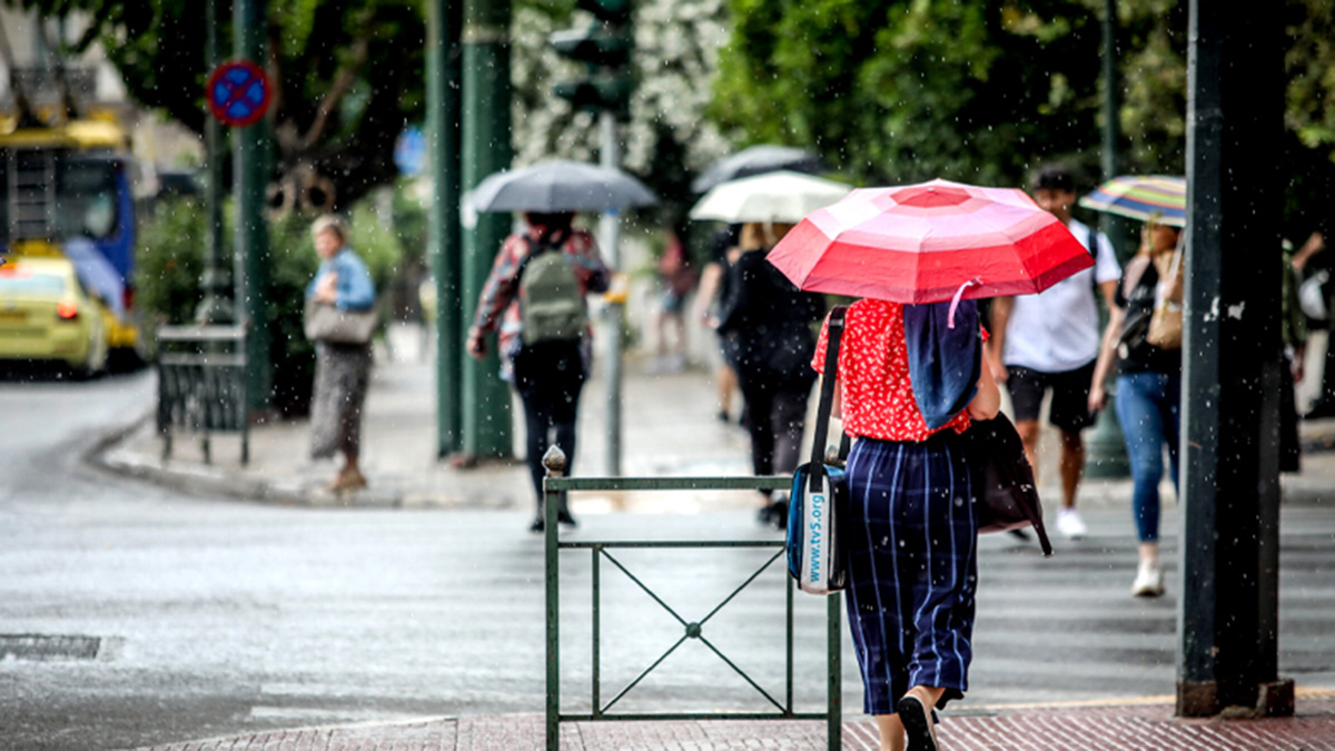 Επιμένει το «κοκτέιλ» των υψηλών θερμοκρασιών και των καταιγίδων