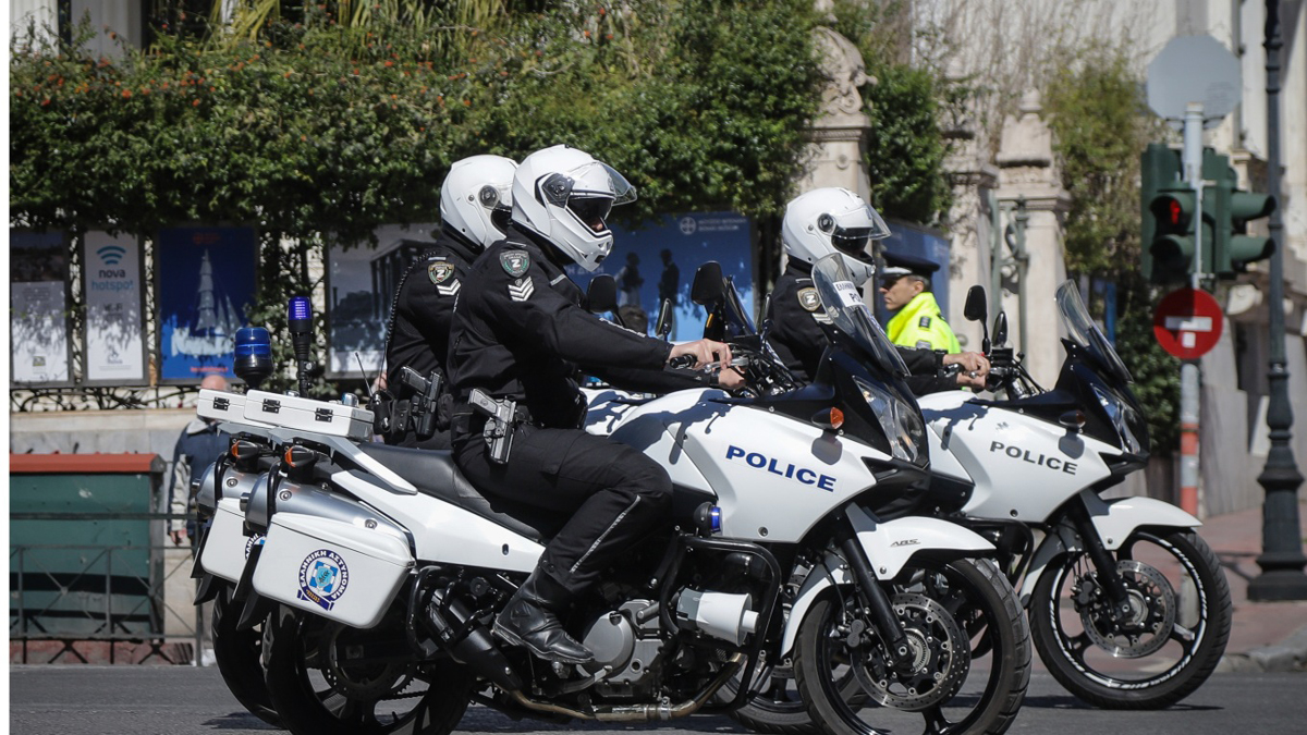 Συνελήφθη αστυνομικός με παράνομα όπλα και 8.000 ευρώ στη λεωφόρο Βουλιαγμένης