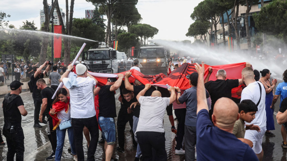 Αλβανία: Μαζικές διαδηλώσεις για το θέρετρο του Κούσνερ