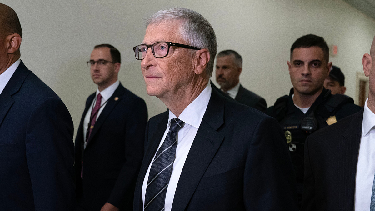 Μπιλ Γκέιτς: Ο Έπστιν με εκβίαζε για τις απιστίες μου στη σύ