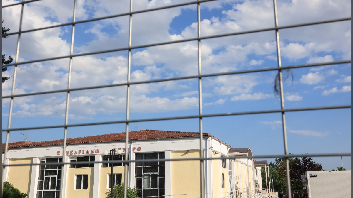 Τέμπη: Οι συγγενείς καταγγέλλουν την επ’ αόριστον 