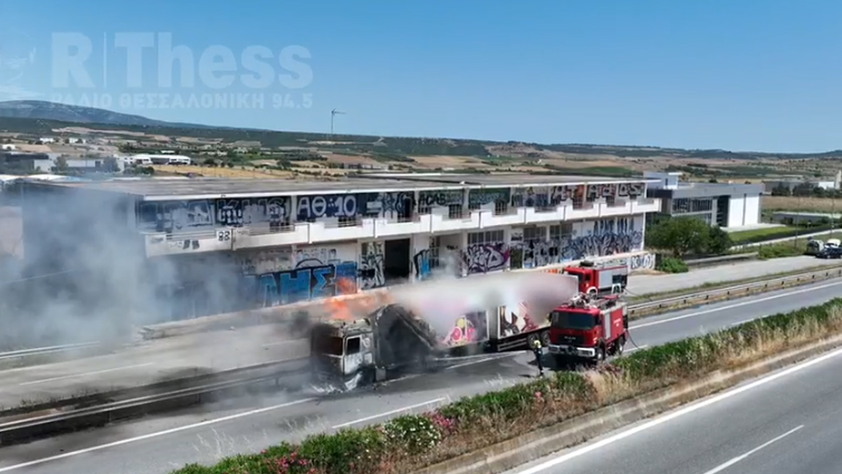 Θεσσαλονίκη: Νταλίκα τυλίχθηκε στις φλόγες