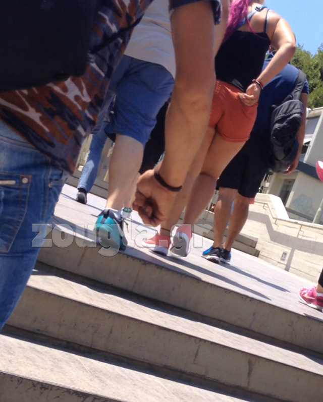 Τα χρήματα στην πίσω τσέπη της κοπέλας δεν είναι δικό της και αποτελεί τη λεία της από το τελευταίο δρομολόγιο