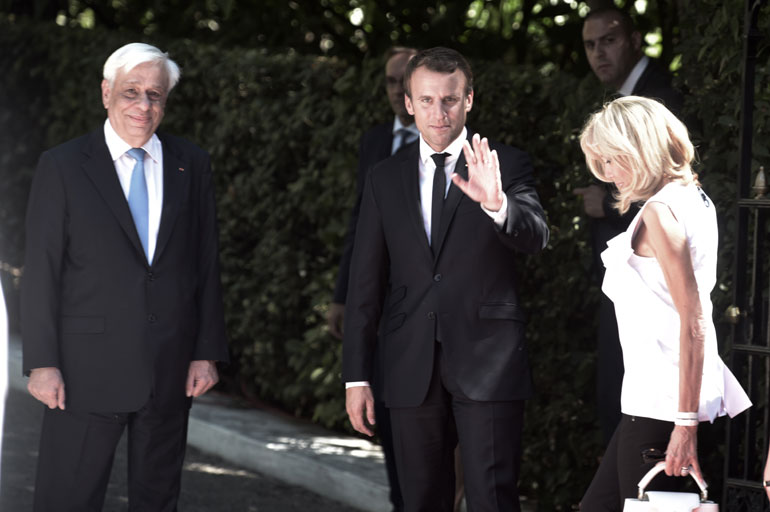 Eπίσημη υποδοχή Εμανουέλ Μακρόν έξω από το Προεδρικό Μέγαρο